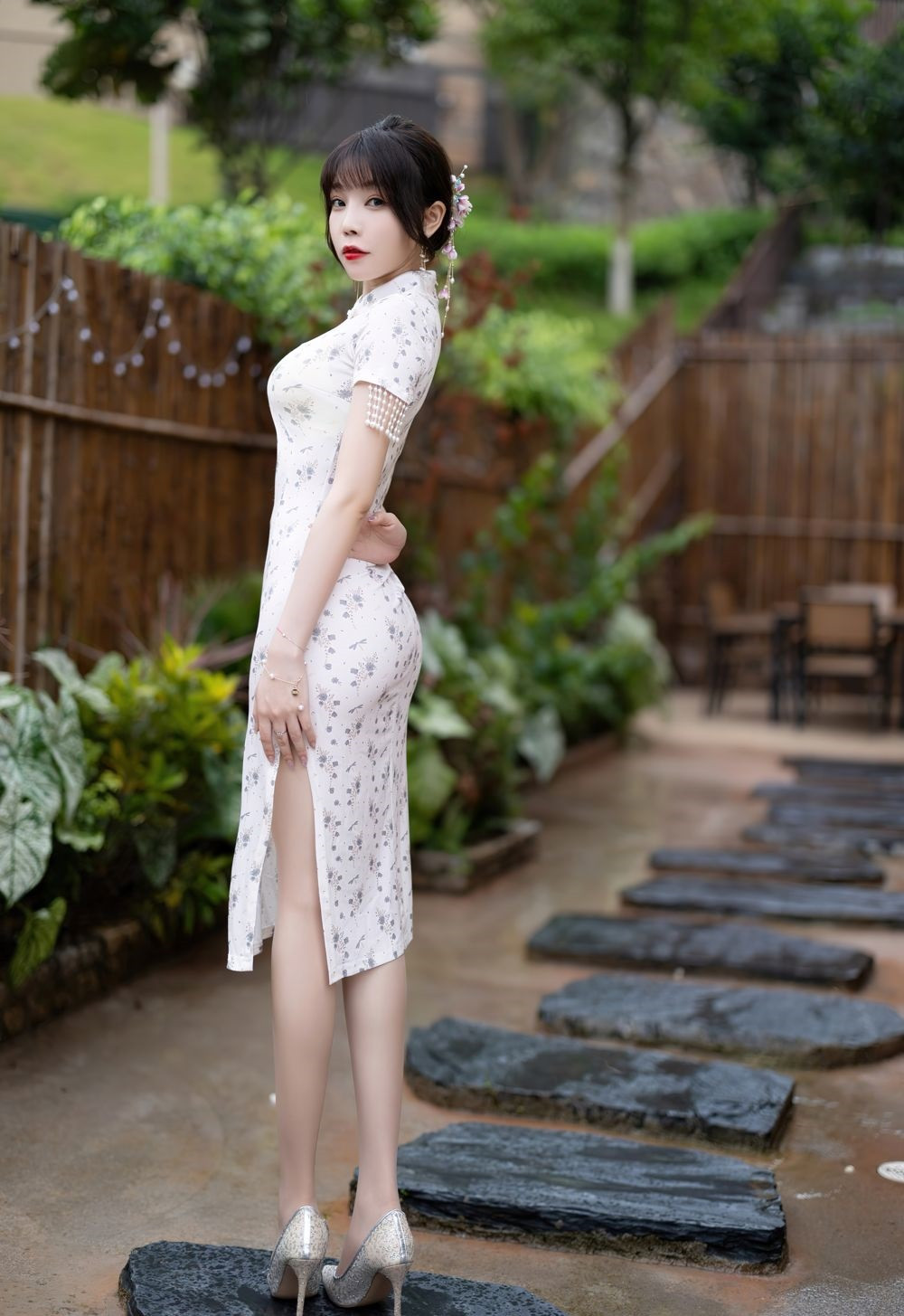 这件旗袍太美了，不仅能完美展现身材的美，还自带一种优雅的气质