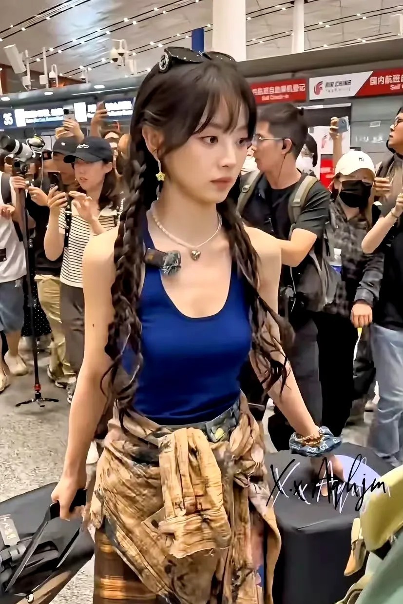 田曦薇机场反差感拉满！拖着两大行李箱从清甜水蜜桃秒变超A酷妹