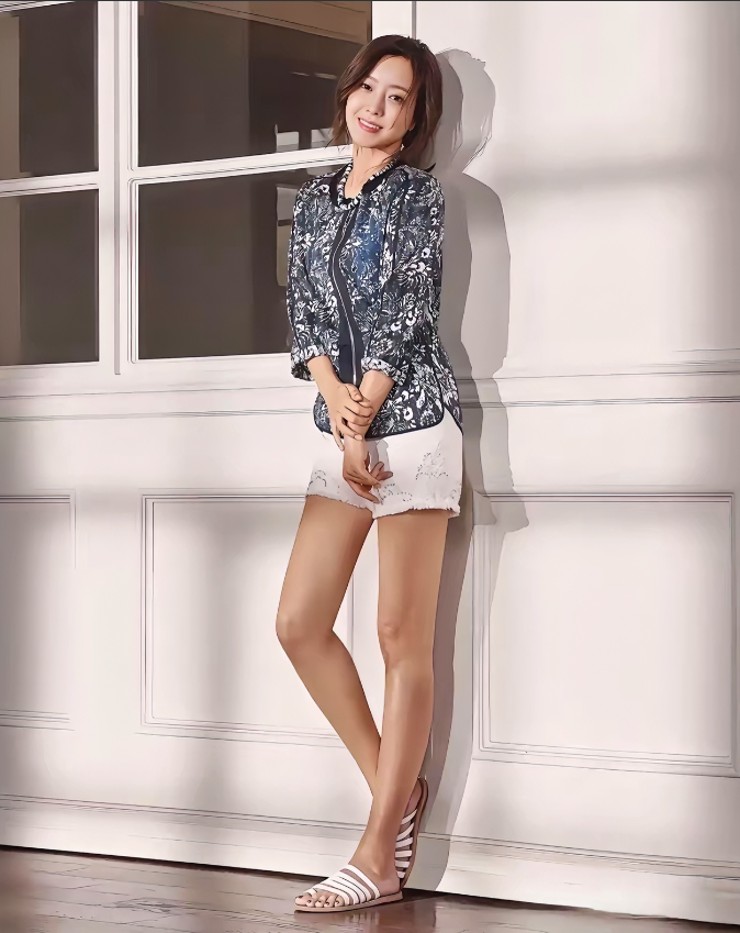 金喜善，168cm，脚上的鞋子太丑了，把脚显得那么黑，你们看看是不是呢？
