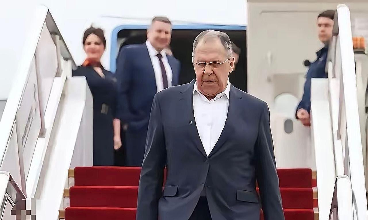 俄罗斯外长拉夫罗夫抵达北京！今天有个挺有意思的事儿。俄罗斯外长拉夫罗夫到北京了，