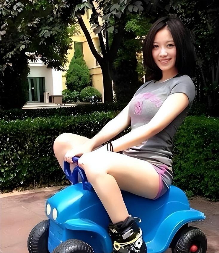 29岁那年，姚贝娜照镜子时发现左乳有一小块凹下去，不细看根本注意不到，多数人大概