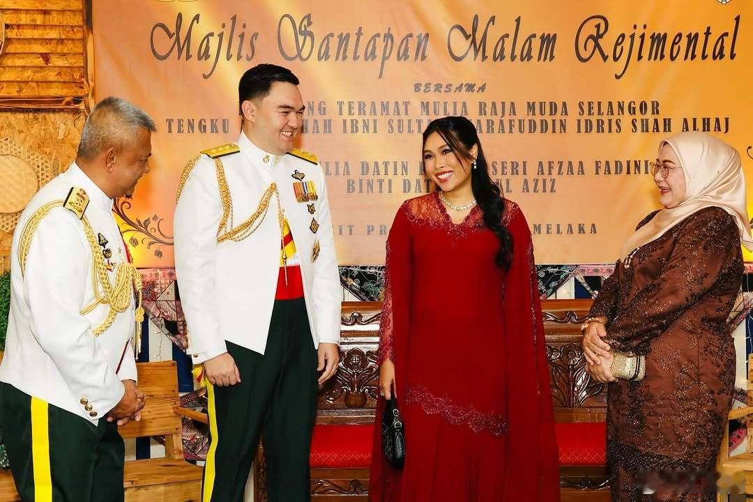 马来西亚王室🇲🇾4月18日，雪兰莪王储阿米尔·沙阿和王储妃阿芙扎·法蒂妮出
