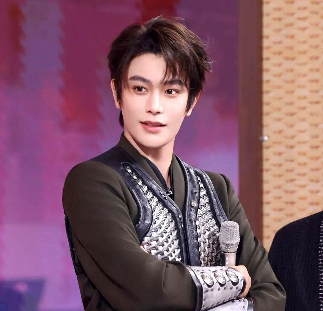 丁禹兮这波真的被坑得连亲妈都认不出来了！现在网上全炸了，有人说平台为了捧新人