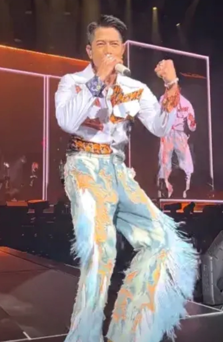 天王郭富城这天裤子太亮了！舞台上的郭富城这条裤子又漂亮又帅气，就像两条龙舞动，近