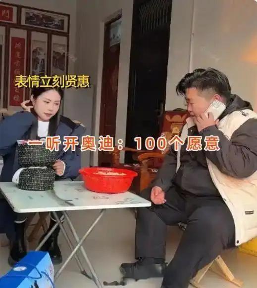 相亲现场，男子一屁股坐在马扎上，跟女生见面。刚开始两人聊得平平淡淡，女生态度淡