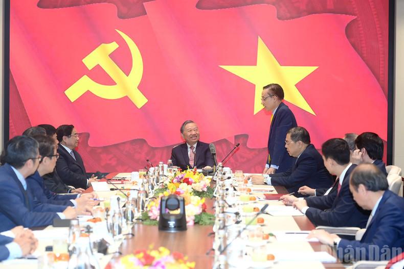 蛮有意思的！越南四驾马车苏林和范明政，对站起来讲话的黎怀忠显得关爱有加。在越南开