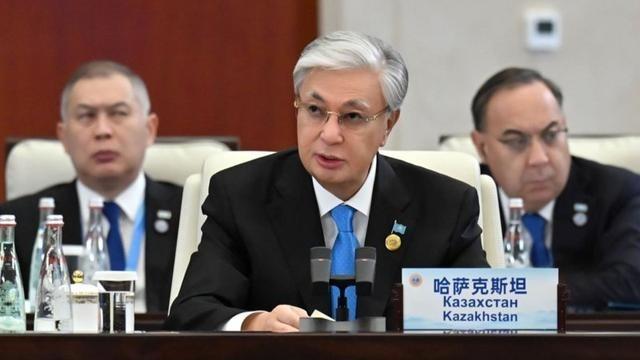 你有没有发现，哈萨克斯坦每次跟中国谈合作，嘴上说的是“互利共赢”，其实心里最怕的