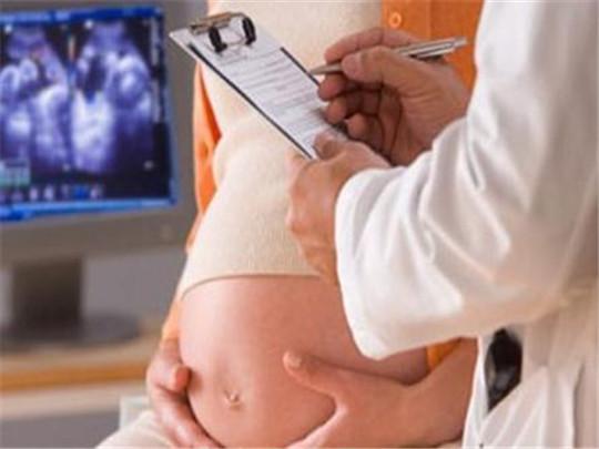 生下宝宝后分泌“金黄色”乳汁, 婆婆不让孩子喝, 医生却说这是好东西!