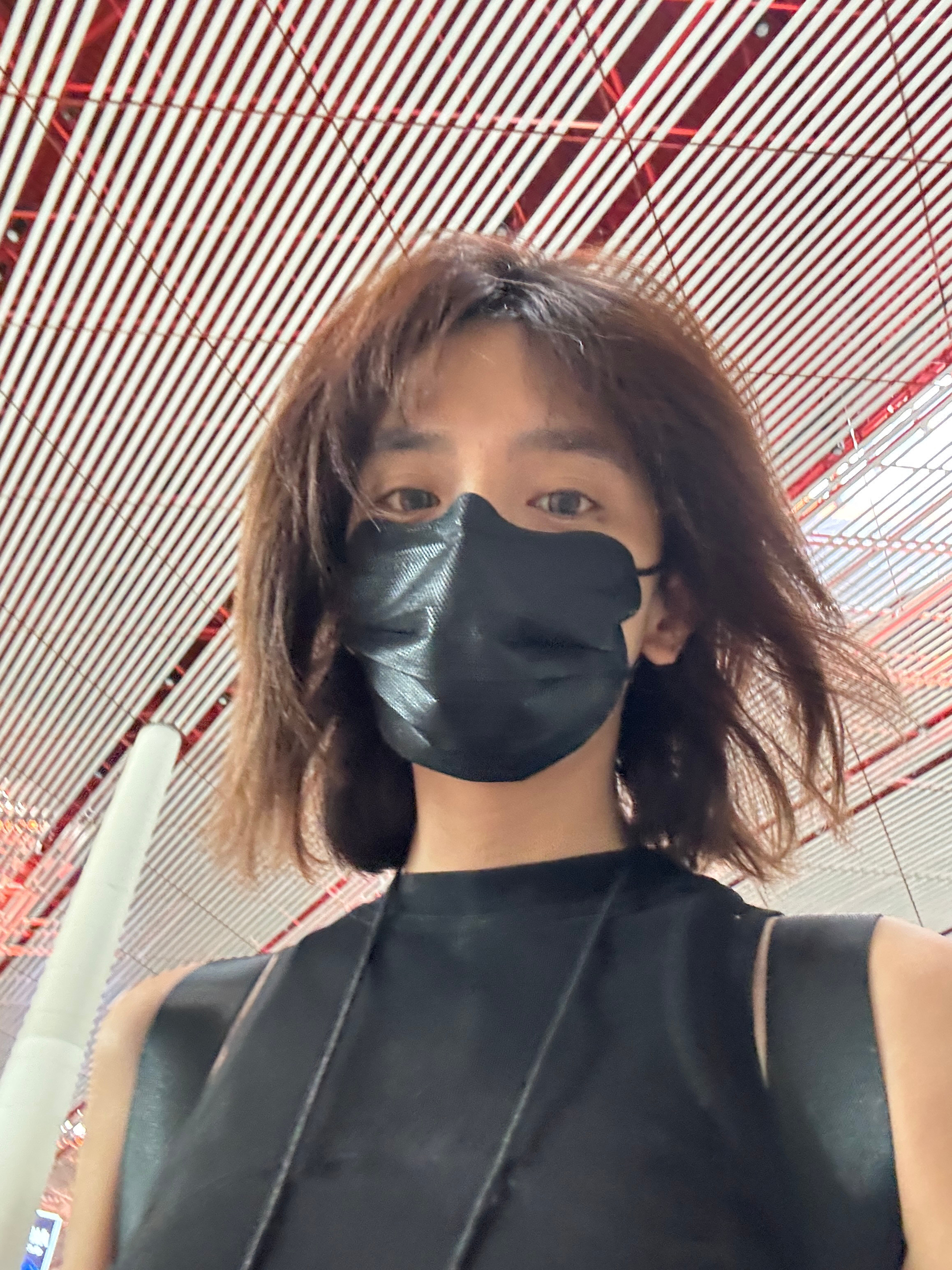 短发真的爽洗个脸刷个牙就出门了一点不用收拾话说泡泡玛特也太火了机场早班机自动售卖