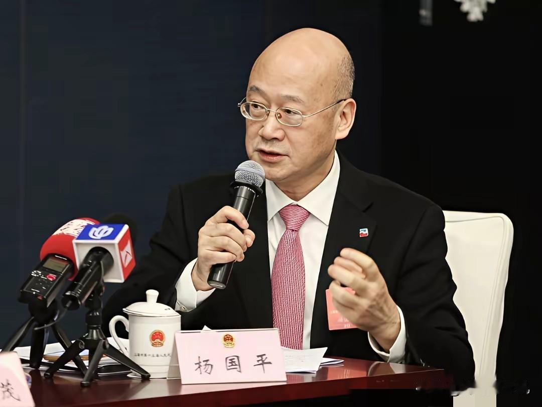 上海两会突然开火！很多人以为网约车司机只是辛苦点，多跑跑就能赚。错了！真相是，每