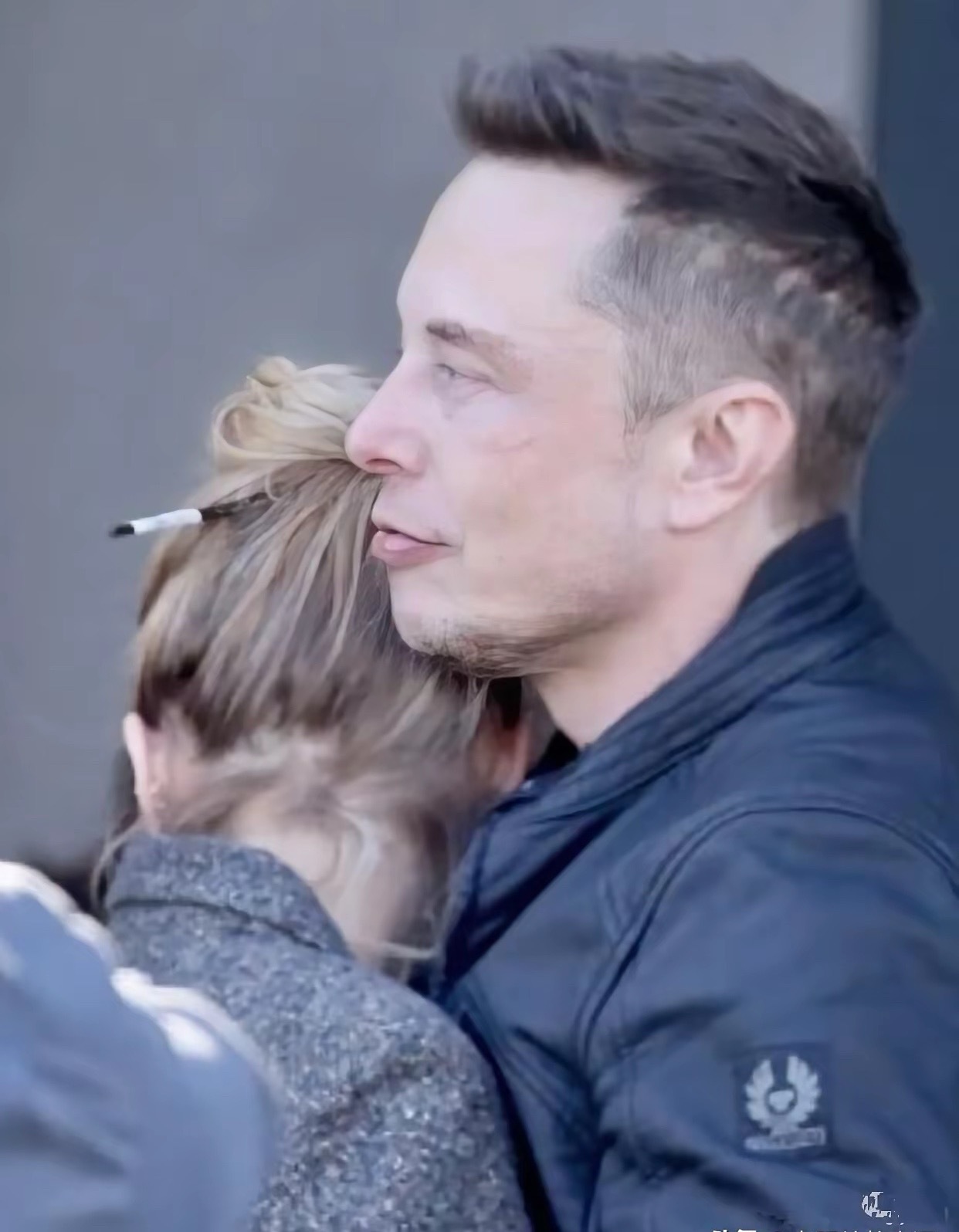 当年马斯克和杰克船长前妻的这组照片。不禁感叹，啧啧，这俩其实真是般配。在艾梅伯面