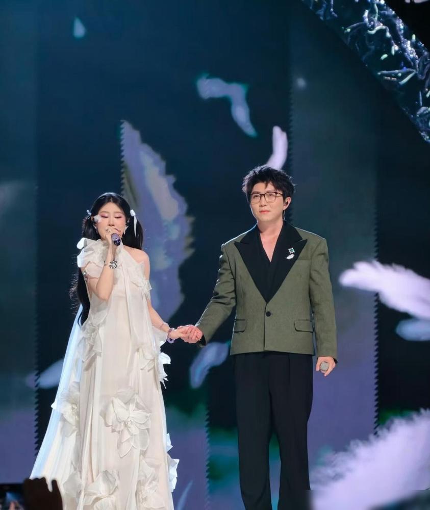 我那个调音师的朋友和我说，沈佳润跑调这事儿，其实一点也不奇怪，不是说她紧张了，而