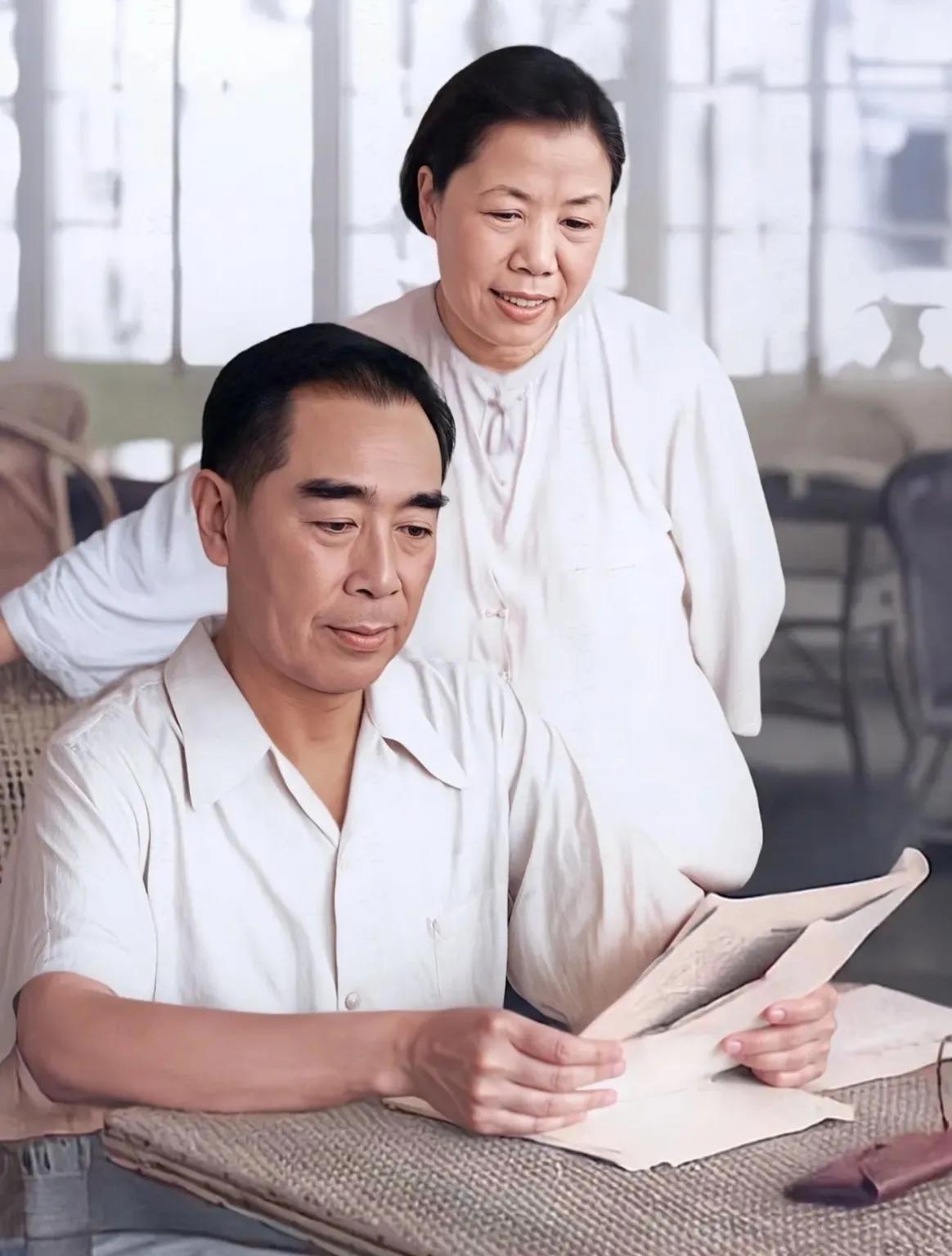 这是周总理和妻子邓颖超低头看书时的温馨合影，都看看吧，岁月静好，现世安稳。人