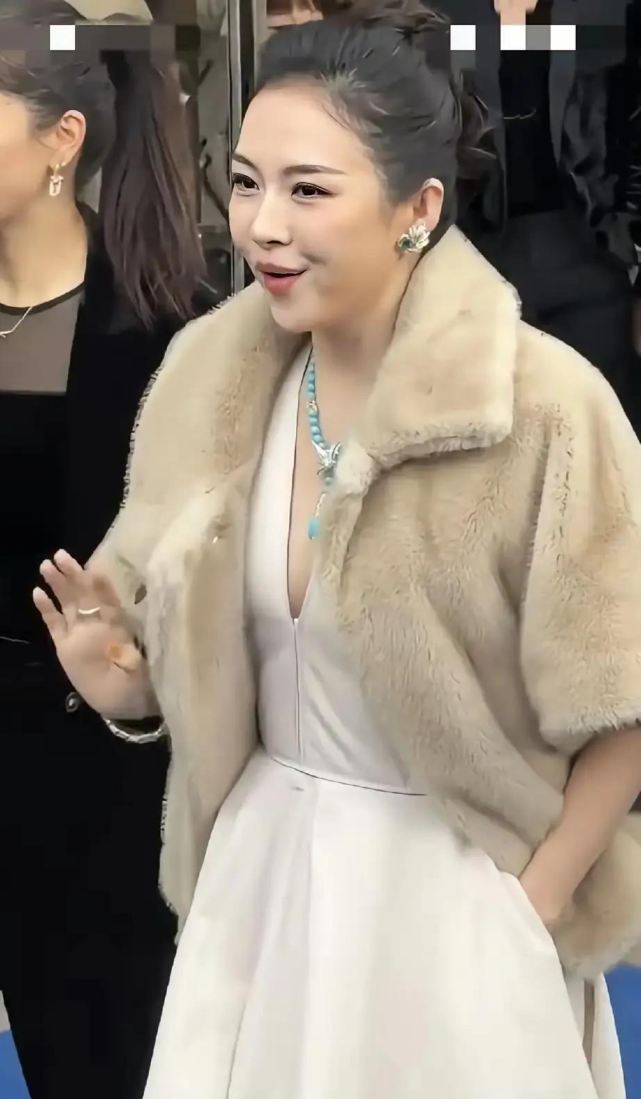 45岁，生图直接当壁纸。章子怡在北京一场活动，没说话，没采访，就靠走路和微笑，