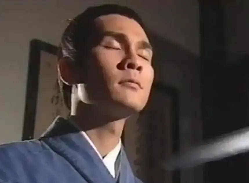 我盯着那八个字看了半天，全身的血好像一下子冻住了。她竟没哭没闹。尹志平得手后