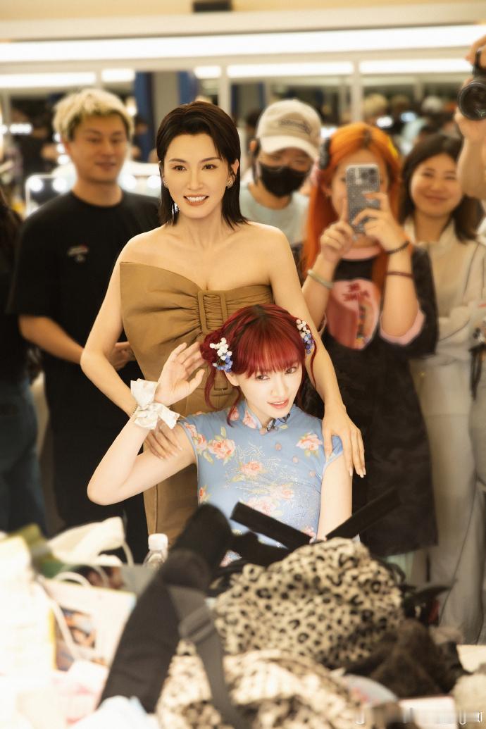 徐洁儿你到底有多少好妹妹徐洁儿亲了徐洁儿徐洁儿你到底有几个好妹妹～而且还自己亲了