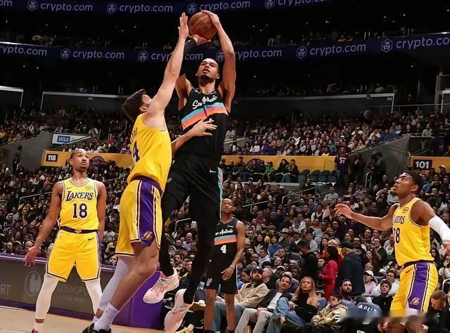 果然去过少林寺的文班亚马就是不一样，文班亚马打湖人三节打卡拿下40+，首节8分