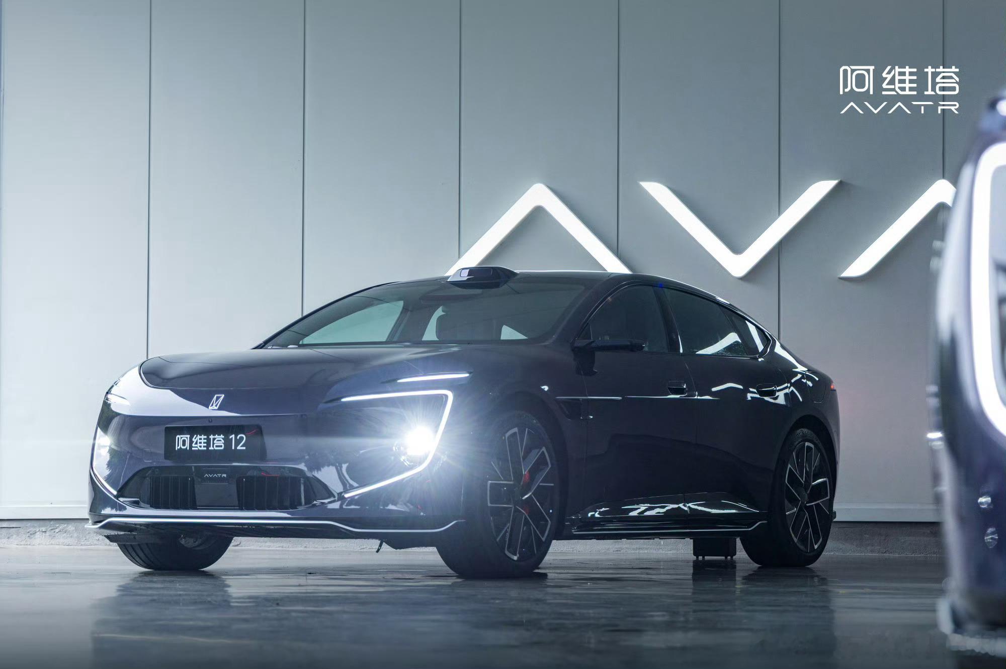 新款阿维塔12新款的阿维塔12已经量产了虽然科技含量变高了但是颜值也变低了一