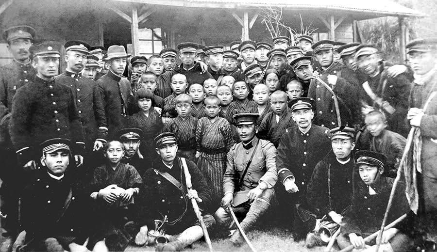 你能相信不？这些身着鬼子军服的年轻人并非日寇，（手持军刀的可能是日本教官）而是日