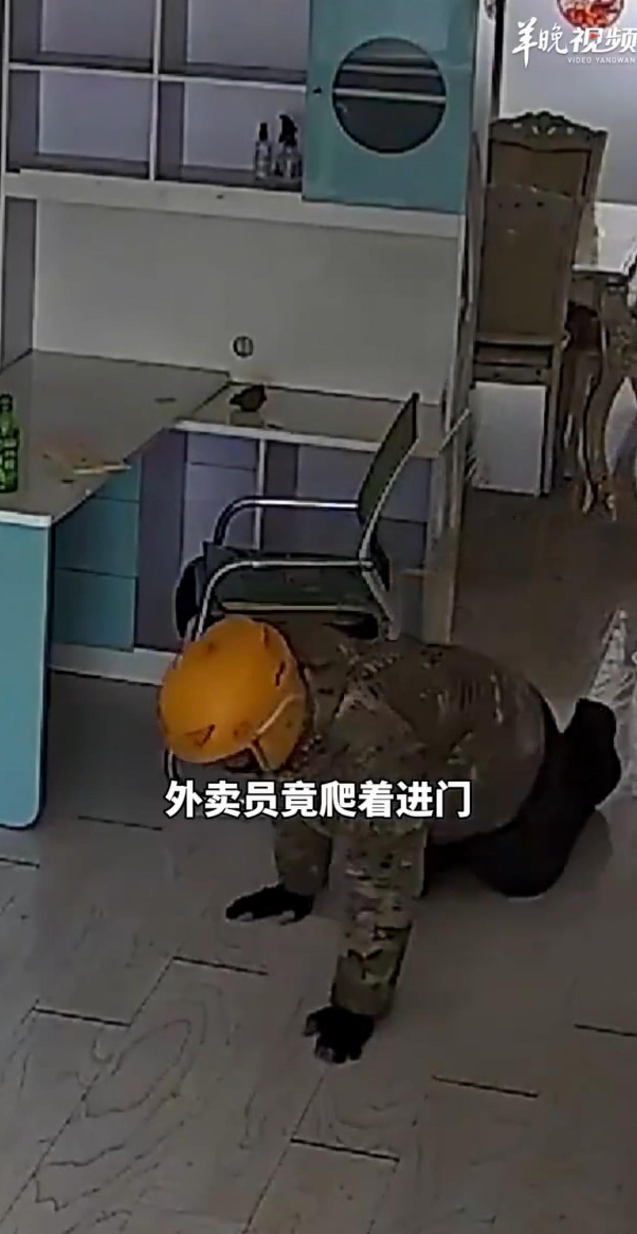 江苏，女子忘带东西，叫了个跑腿让他帮忙回家取，等拿到东西后，女子打开家里监控看了