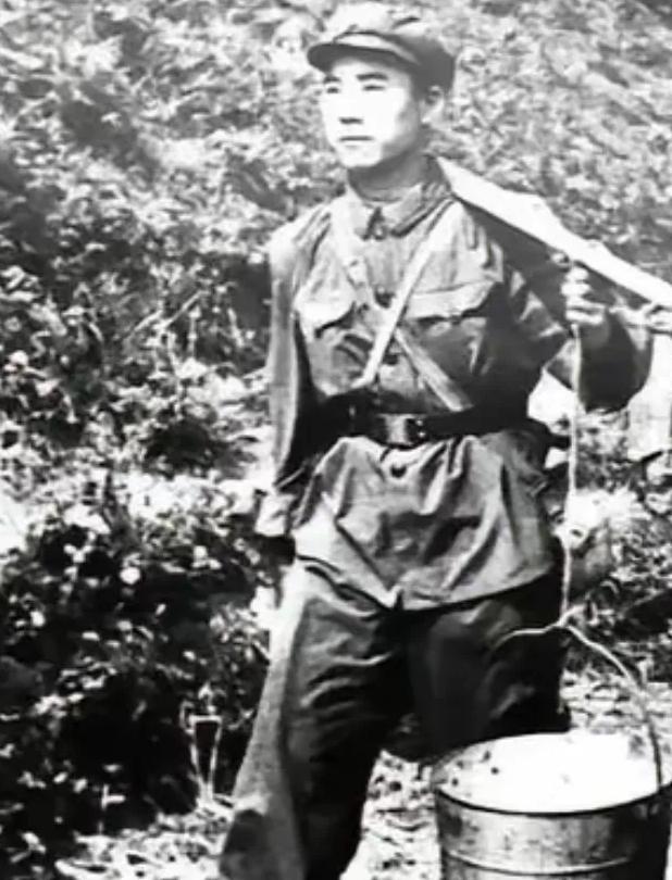 1948年，淮海战役中，华野炊事员挑着包子，误入敌人阵地，可他却不慌，还高声大喊