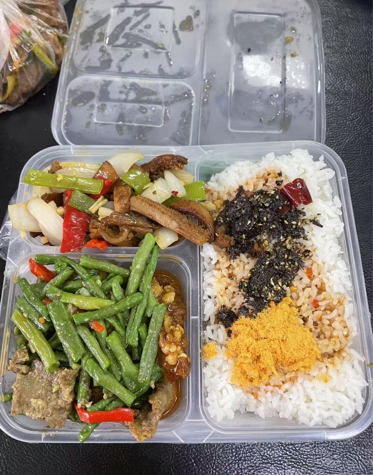 三则加班餐故事看哭网友：平凡人的浪漫藏在打包盒里近日，知乎上“公司加班餐带