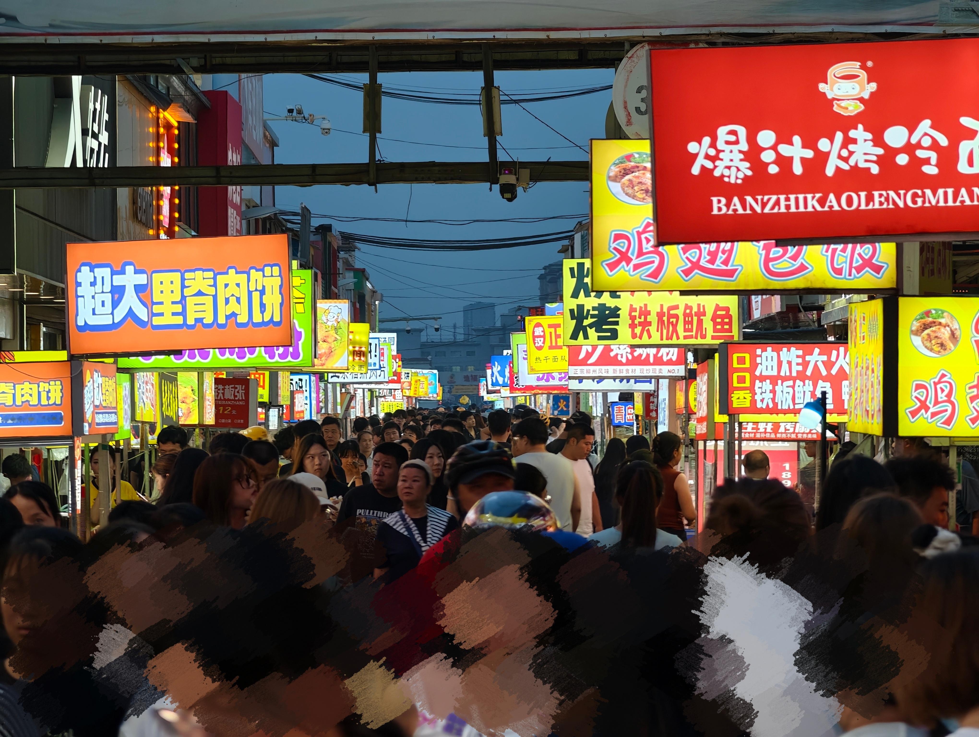放暑假以来，每天下午陪小朋友打羽毛球，踢足球，运动完以后累得半死，就到外面觅食今