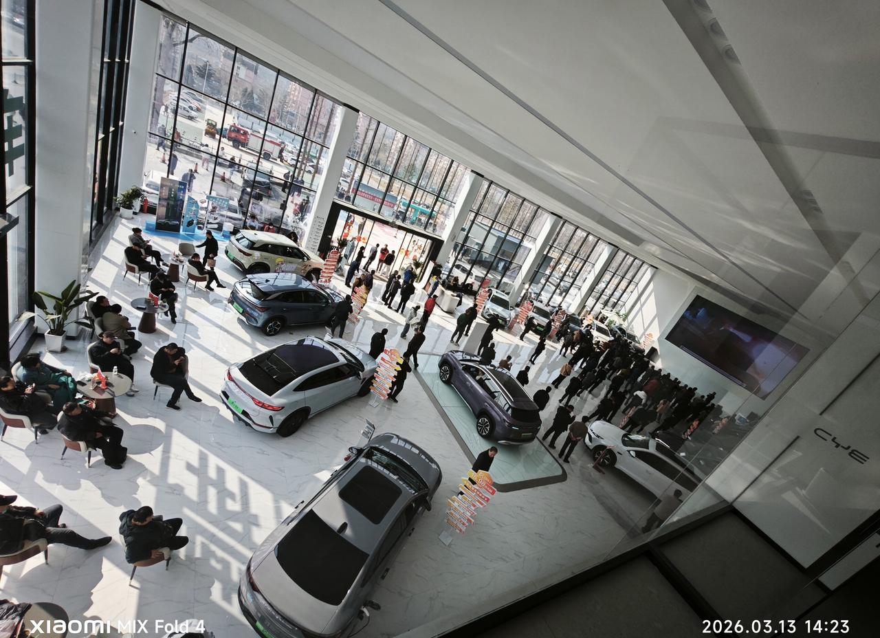 友商刚庆祝销量超过比亚迪，结果比亚迪一个闪充把桌子掀了3月5号之前，比亚迪4S