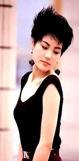 刷到王菲两个女儿的照片时，最先被人拿来比的，还是那张脸。大家拿着照片左看右看，