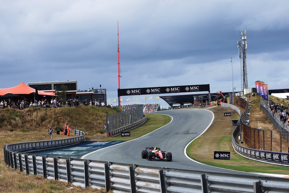 #2026F1荷兰大奖赛#在忙碌的赛道上，完成一次次出色的飞驰圈🏎️夏尔·勒克莱尔-P1刘易斯·汉