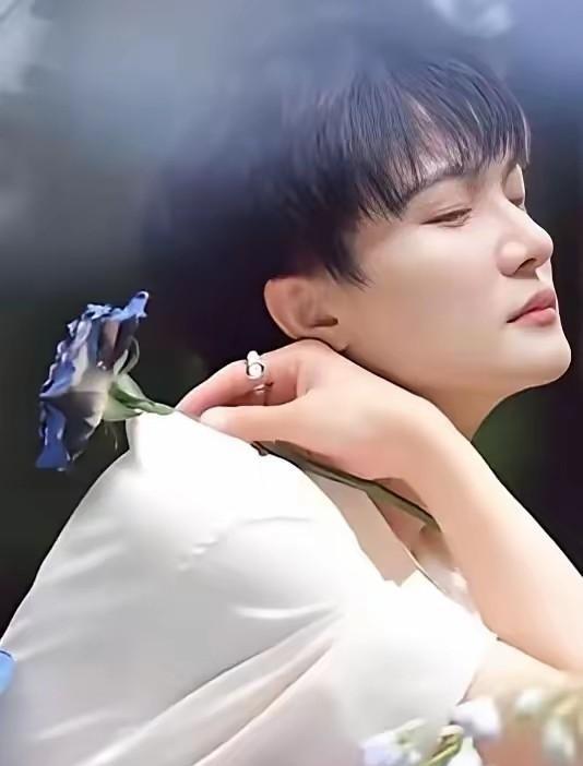 周深最近被资本包装得太娘了，眼线、柔光、嘟嘴一套接一套，完全不像以前那个靠实力唱