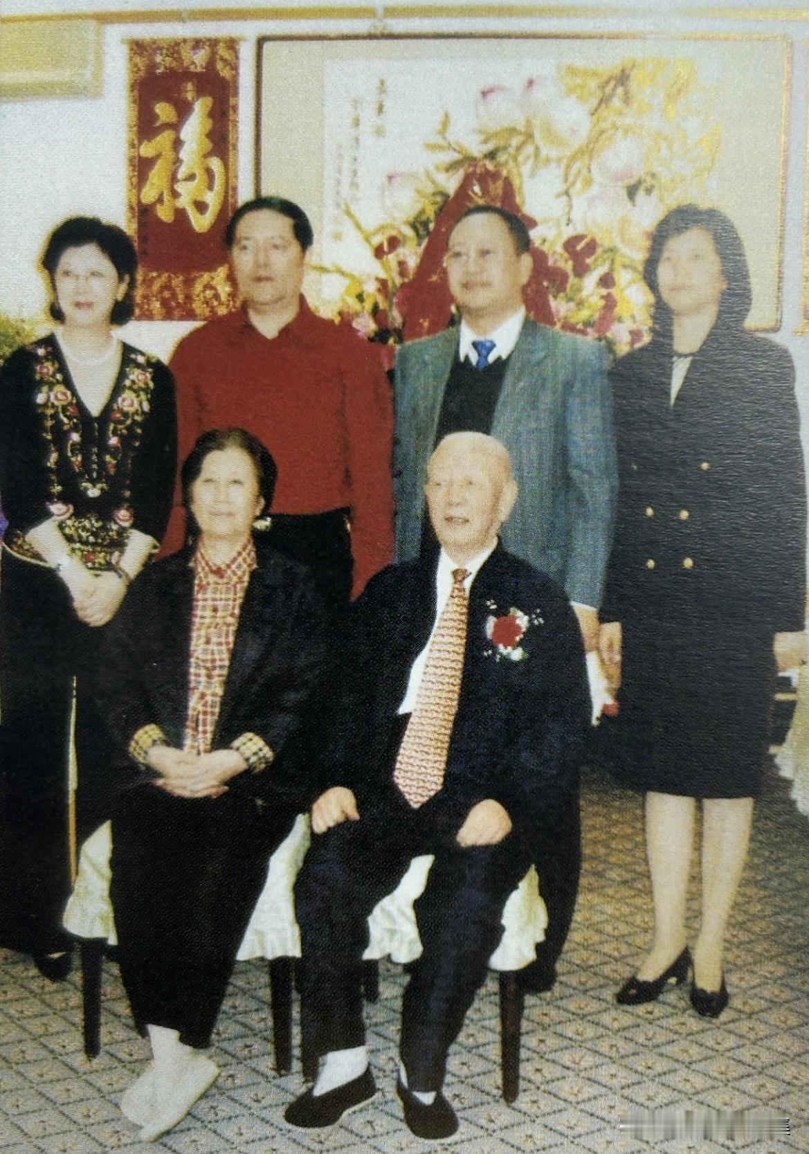 2003年10月，刘华清与夫人徐虹霞及子女在一起。他最常嘱咐家人的就是“低调本分