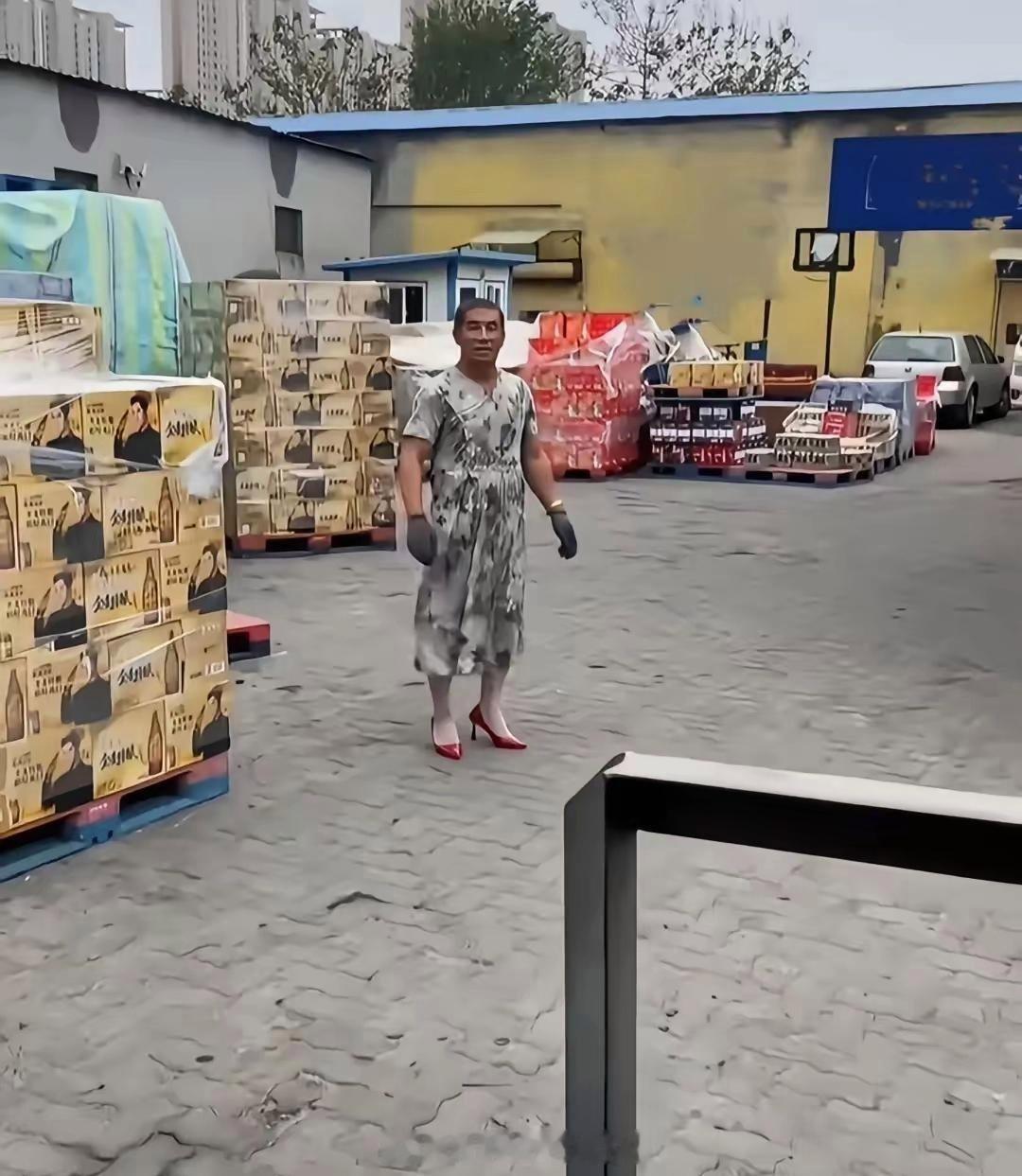 司机这身打扮，看得我口目瞪口呆