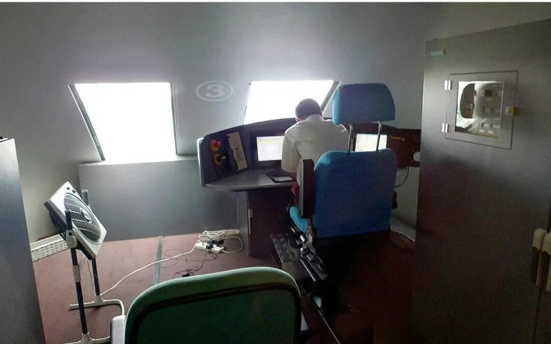 据说这张照片是上海磁悬浮驾驶室里的样子,最近在reddit上火了。反差感很强烈,