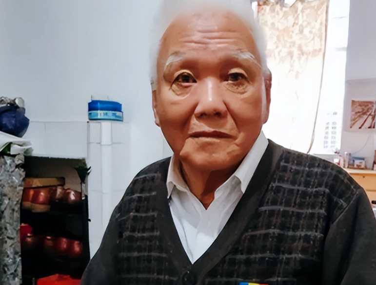 1944年9月的一天，桂柳战场，炮兵排长林竞远接到团长电话命令他赶快开炮，他拒绝