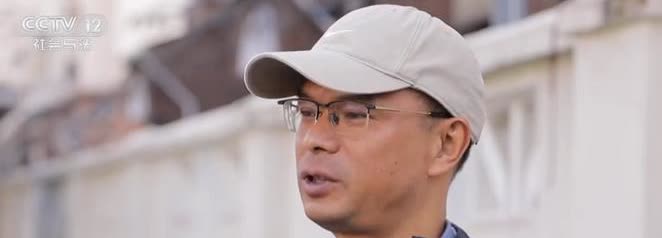 “谁还敢扶？”上海7旬老太乘坐扶梯时，重心不稳向后倒去，幸好一男子眼疾手快拼死相