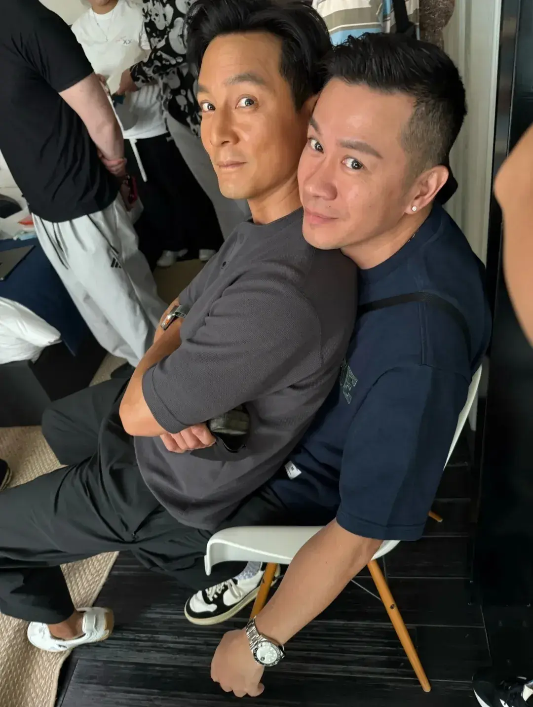 吴彦祖后面的帅哥有谁认识吗？两人长得挺像的！