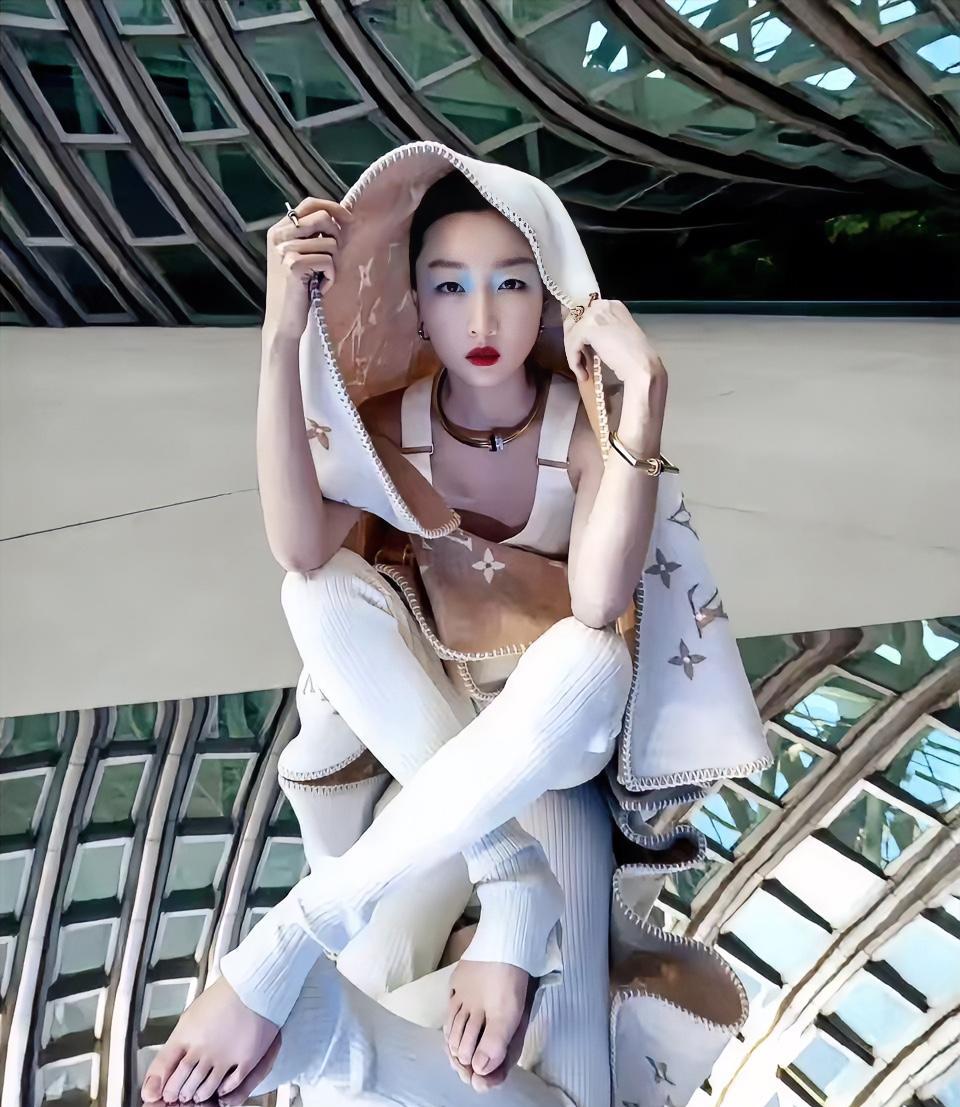 周冬雨，162cm，高级感的美，脚趾头也很美