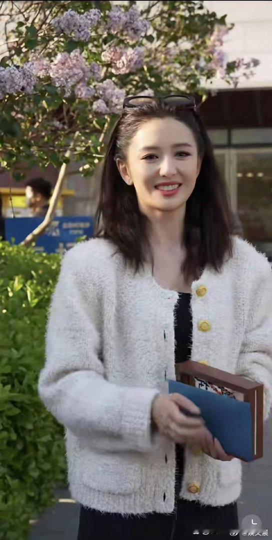 佟丽娅下班路透直接美出圈！白色香风造型温柔到发光，42岁颜值与状态双双封神