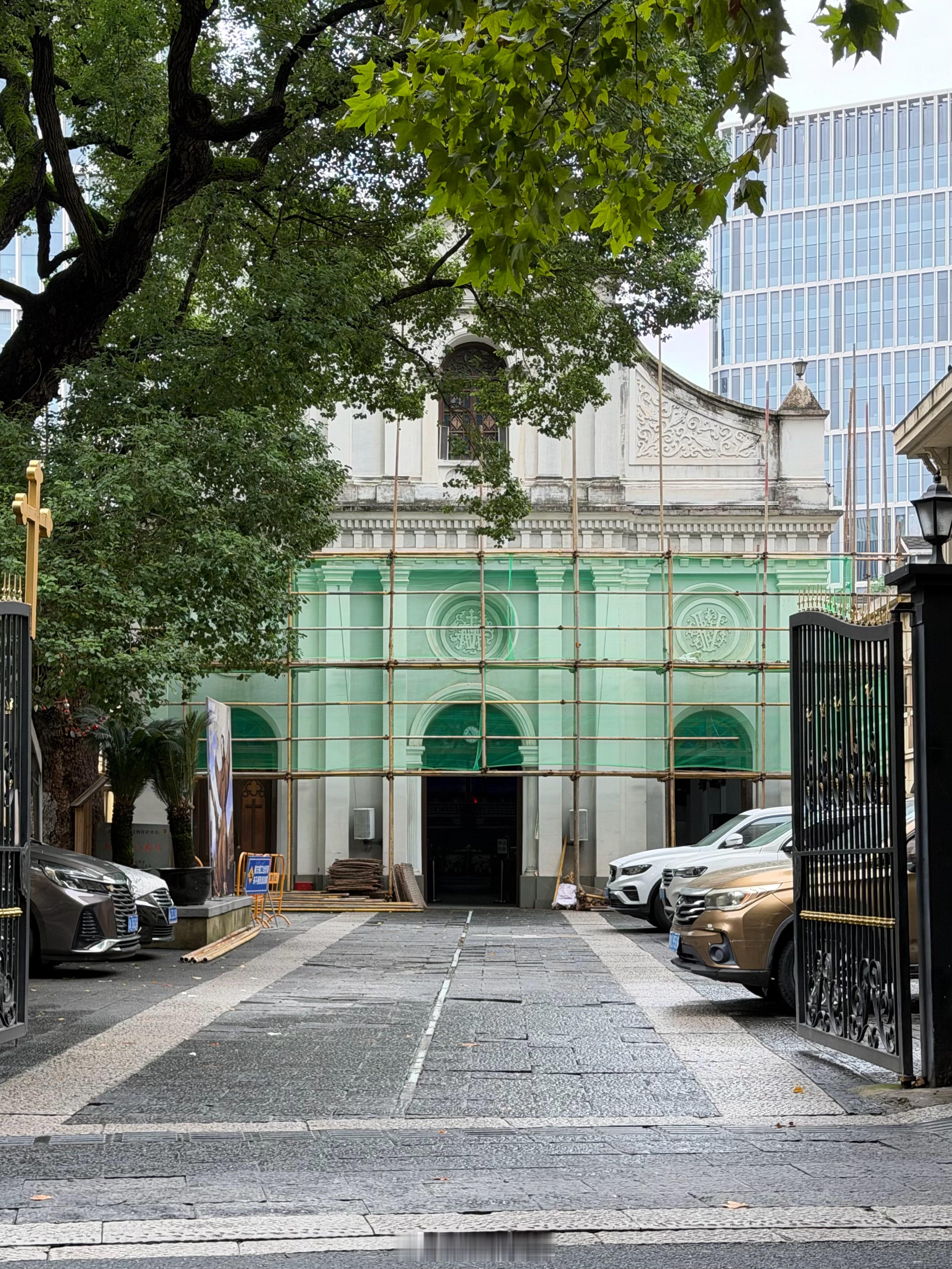 省重点文物保护单位——杭州天主堂外立面开始修缮。杭州天主堂是天主教杭州教区的主教
