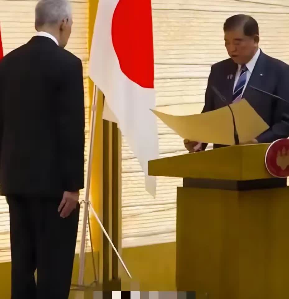 对于东南亚一些被灭过国的小国而言，见到日本人，可能是源于基因里的恐惧。李显龙