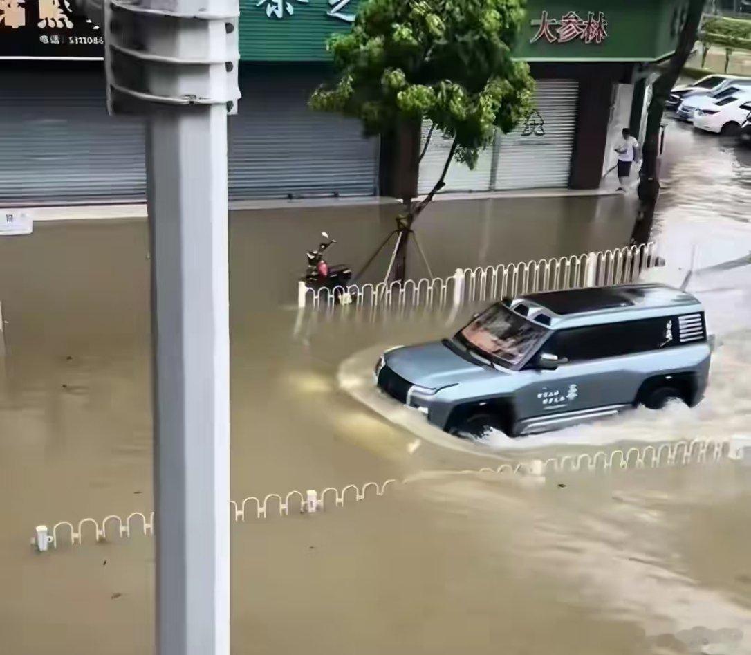 为什么新能源车涉水能力更强同样过积水路段，为什么新能源车涉水底气更足？燃油车搭载