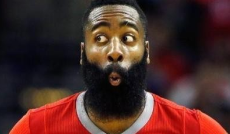 巅峰期的韦德是名副其实的闪电侠，06年一鸣惊人勇夺FMVP！热火时期的韦德牺牲了