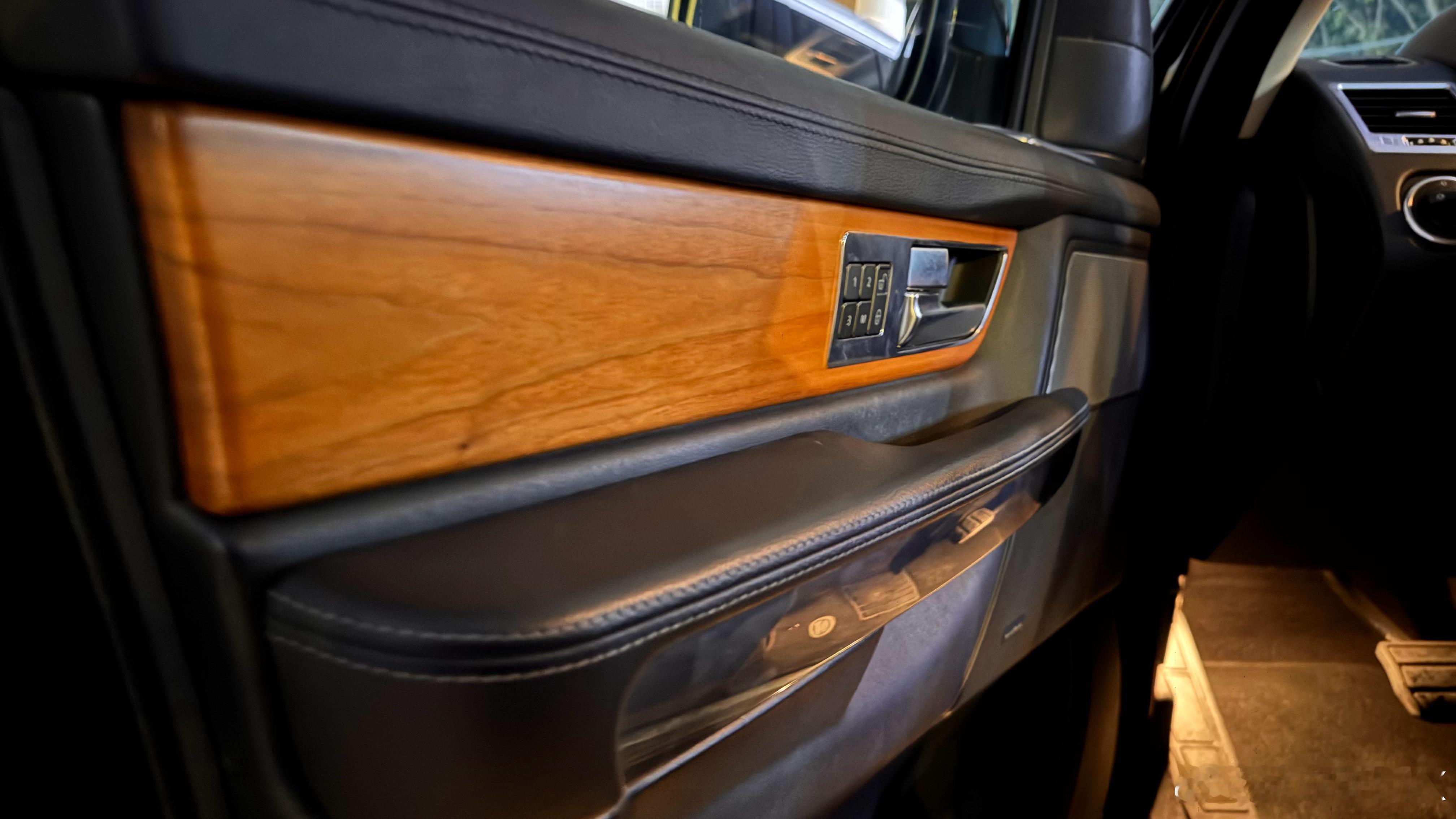 不知道为何，突然好想买一台路虎….这黑内配木纹就更有感觉了……啊啊啊啊啊啊制止我