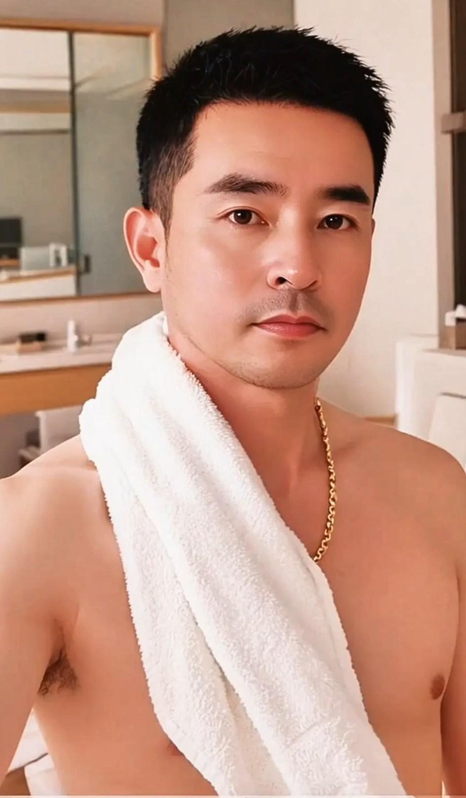 如果他的嘴唇和鼻子生得再完美一点，那简直就是最美的男人了，上庭简直是高大尚，饱满