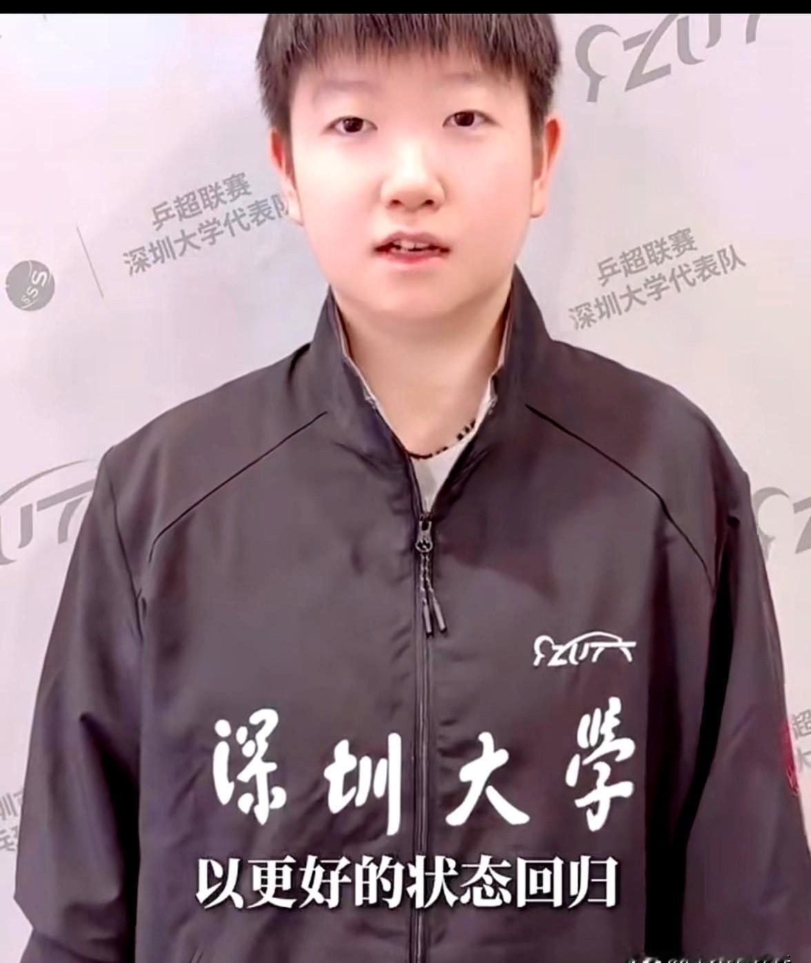 孙颖莎站着录视频了，大家反而更揪心了。2025年12月13号，莎莎在WTT香