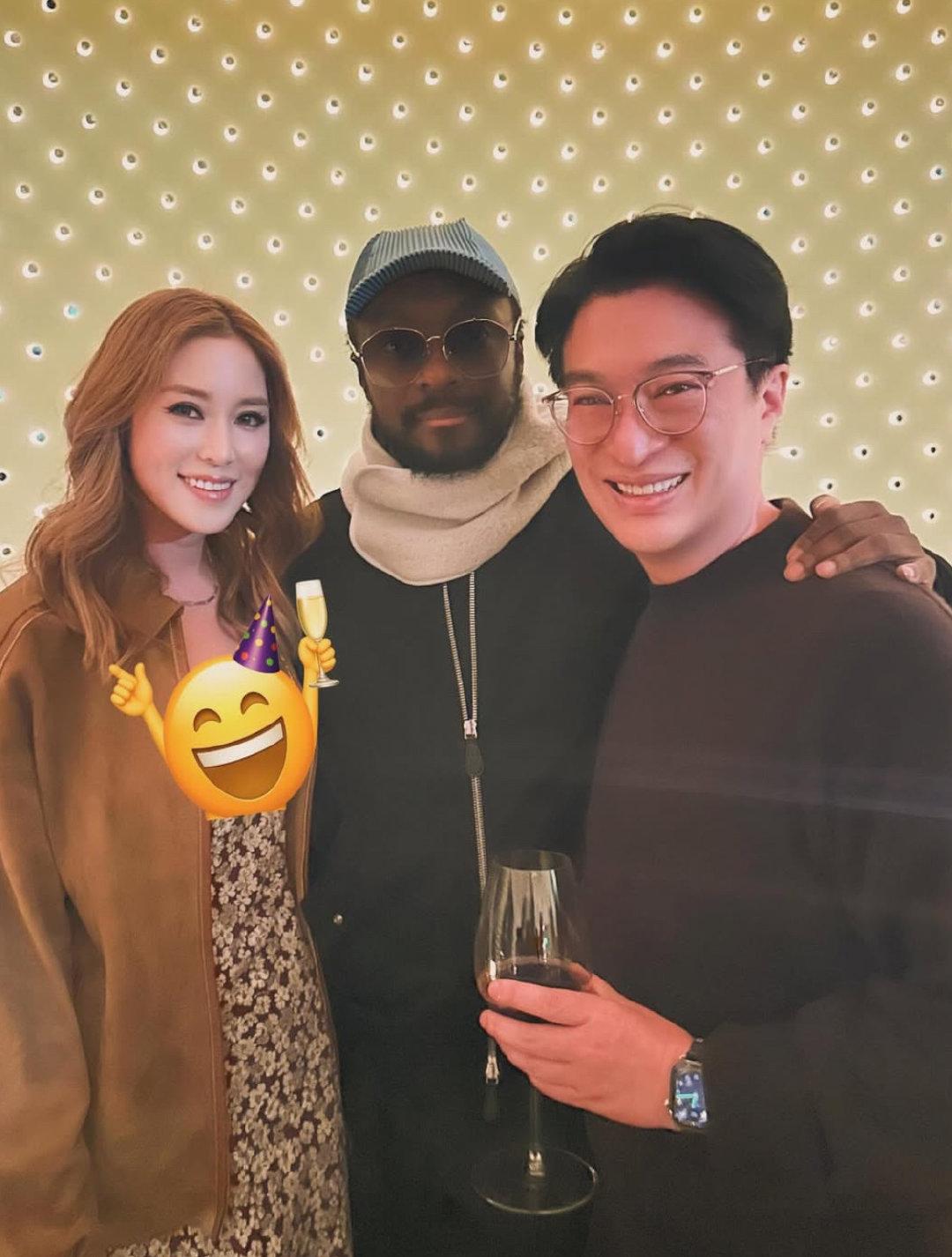 42岁徐子淇和富商老公李家诚参加派对，和一帮欧美名人合影！夫妻俩笑容满面，看起来