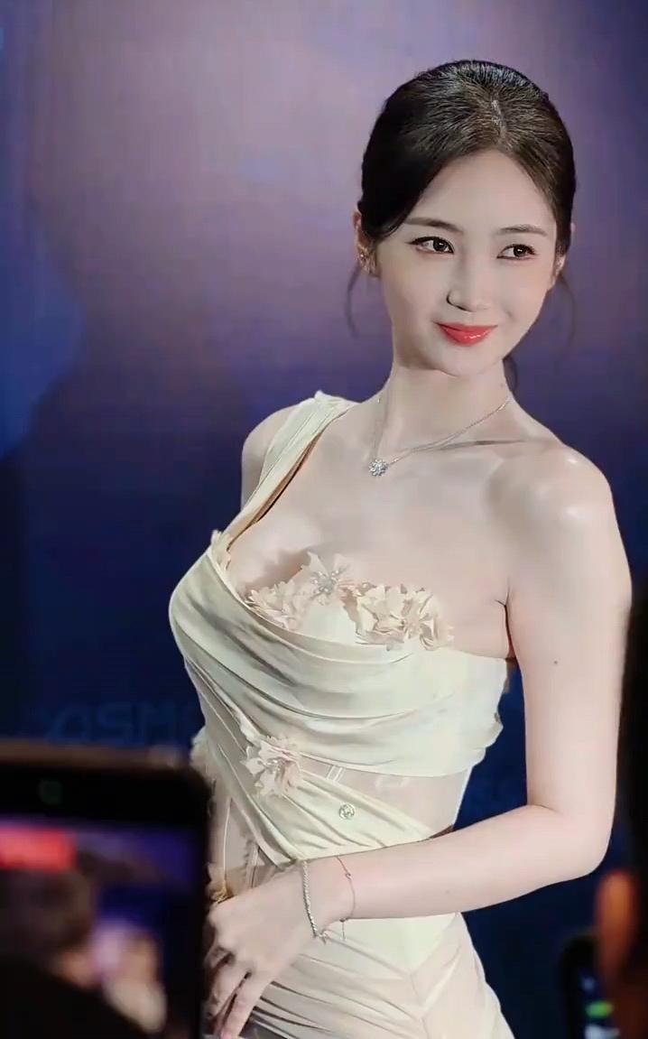 魏菁，颜值气质女神，美到发光[赞][赞]娱乐颜