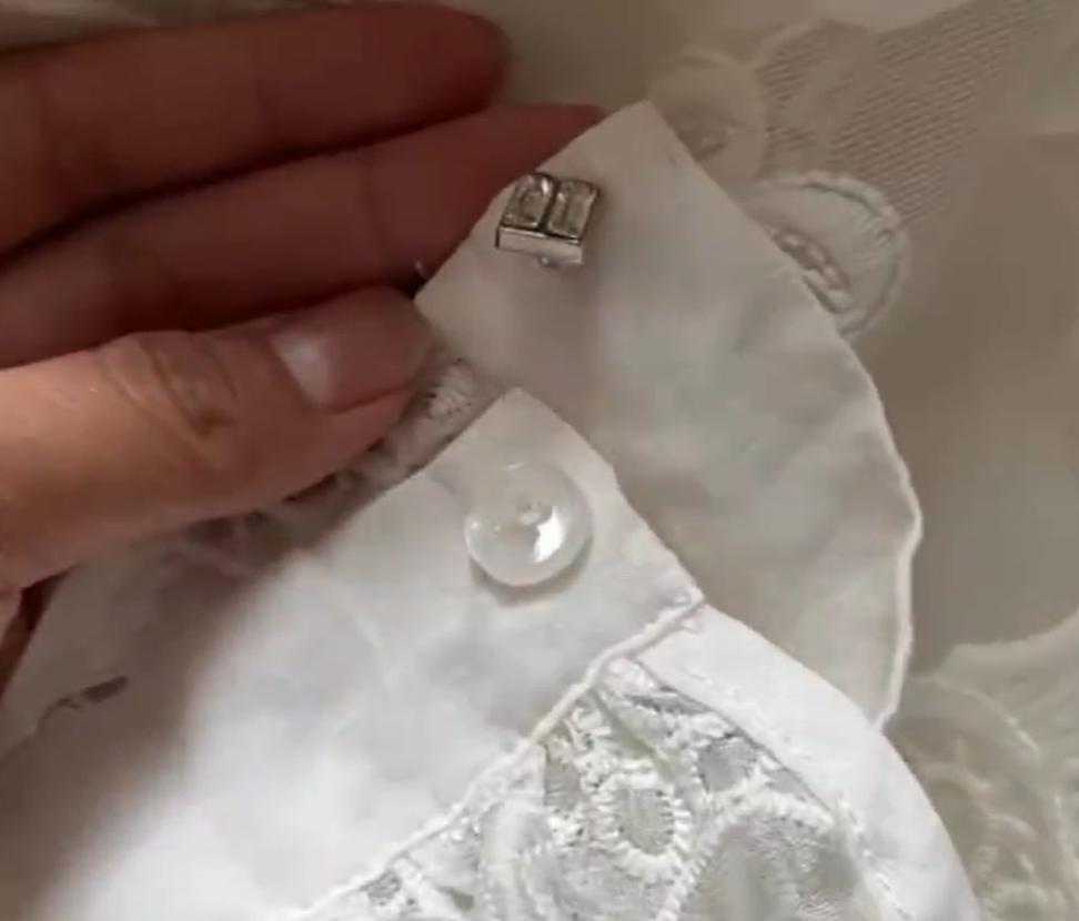 近日，四川省的黄女士在刷直播时，突然发现一个主打卖“孤品”的主播穿着的白色蕾丝衬