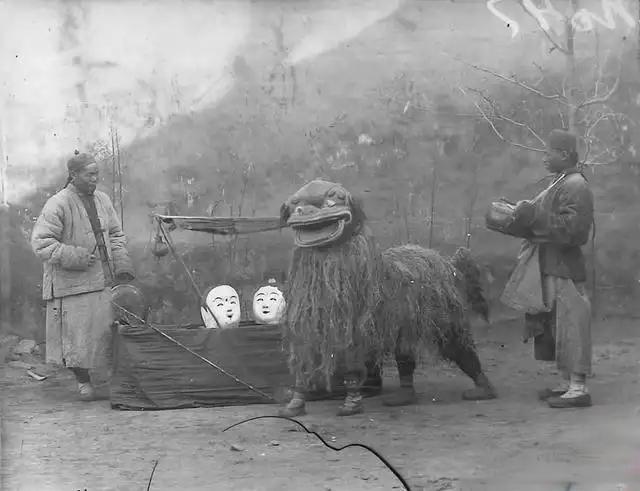 民国初年，北方乡村一个流动的民间表演班子，这是一头造型古朴的“北狮”。它的狮头由